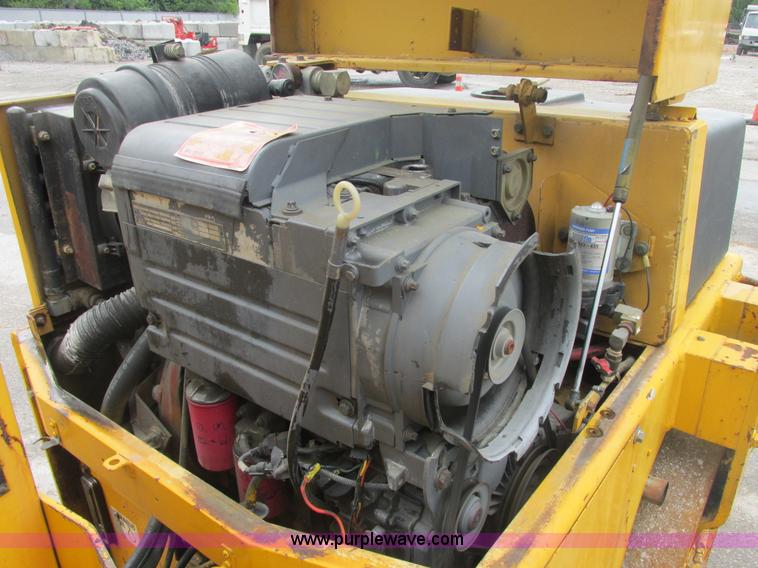 image for item E7323 Champion A471 articulated vibratory roller