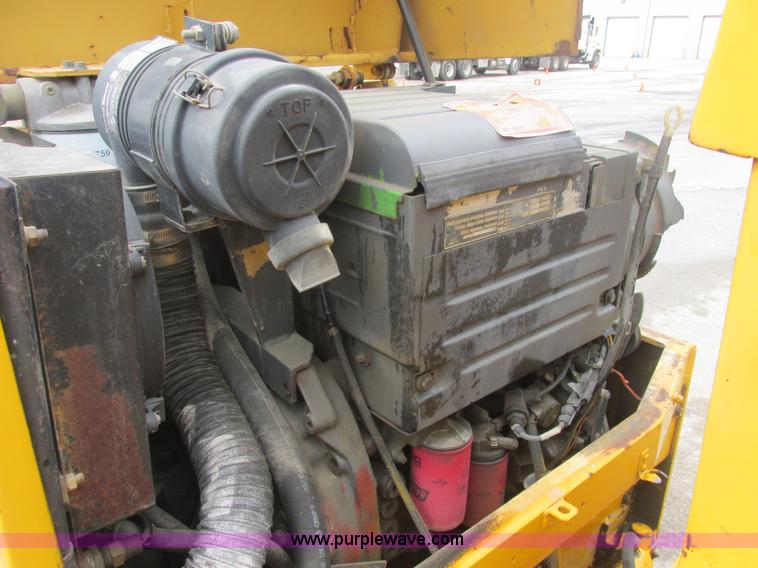 image for item E7323 Champion A471 articulated vibratory roller