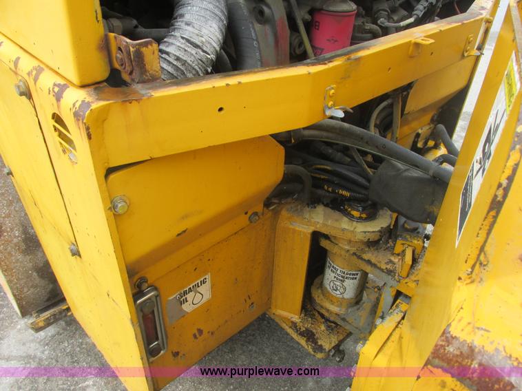 image for item E7323 Champion A471 articulated vibratory roller