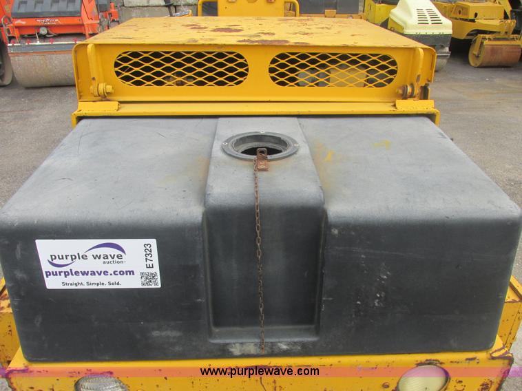 image for item E7323 Champion A471 articulated vibratory roller