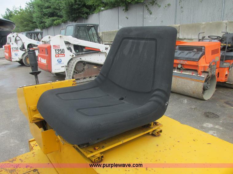 image for item E7323 Champion A471 articulated vibratory roller