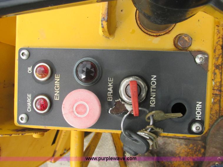 image for item E7323 Champion A471 articulated vibratory roller