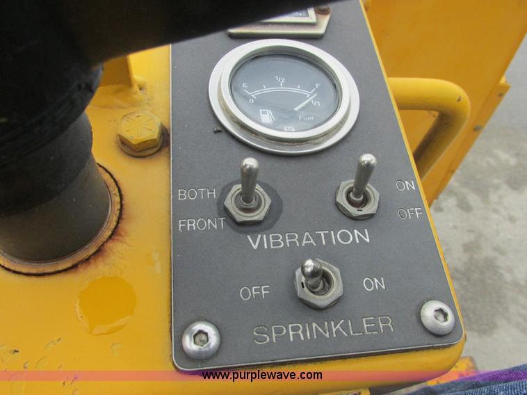 image for item E7323 Champion A471 articulated vibratory roller