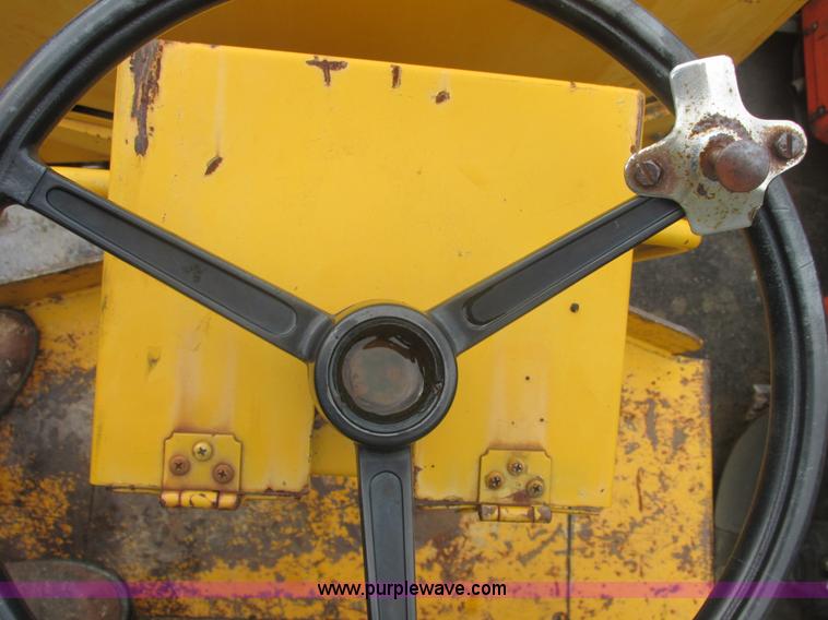 image for item E7323 Champion A471 articulated vibratory roller