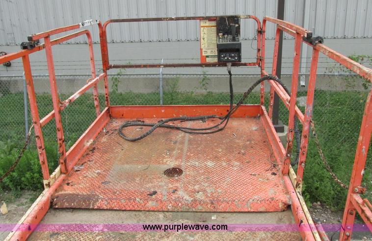 image for item F5189 2002 JLG 500RTS rough terrain scissor lift