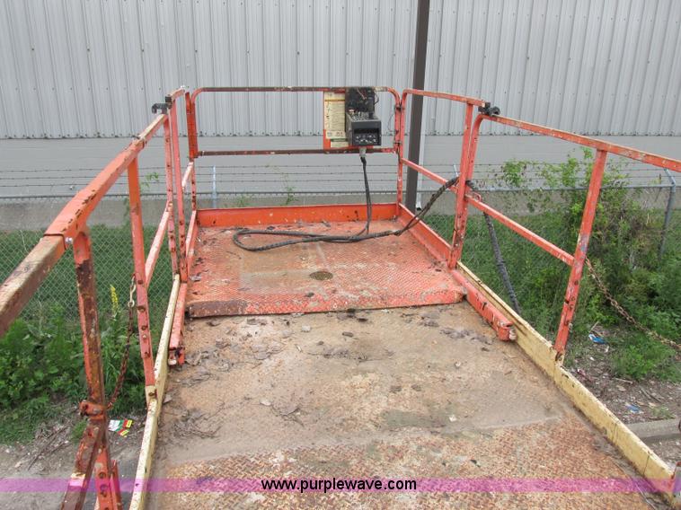 image for item F5189 2002 JLG 500RTS rough terrain scissor lift