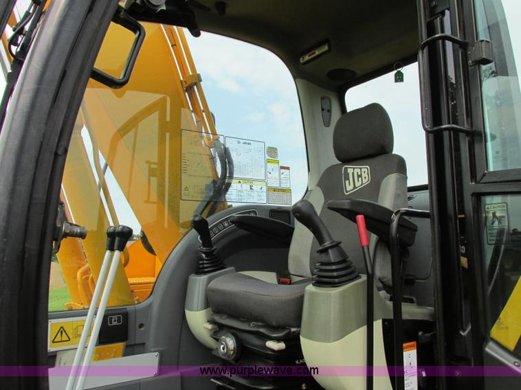 image for item F5190 2006 JCB JS130 excavator