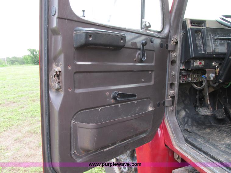 image for item F5195 1992 International 4900 dump truck