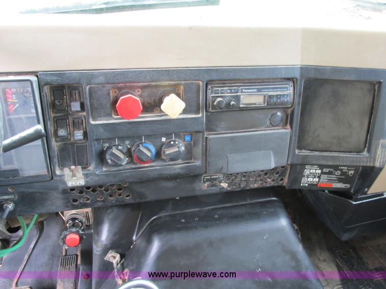 image for item F5195 1992 International 4900 dump truck