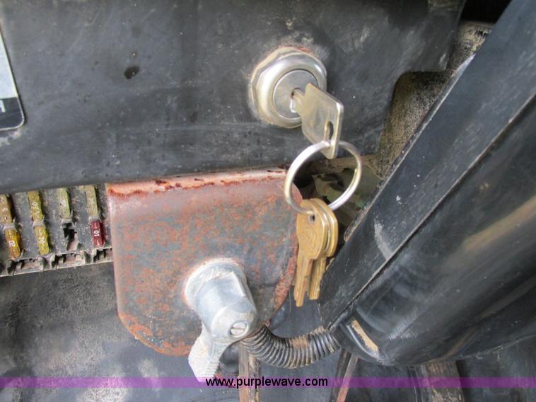 image for item F5195 1992 International 4900 dump truck