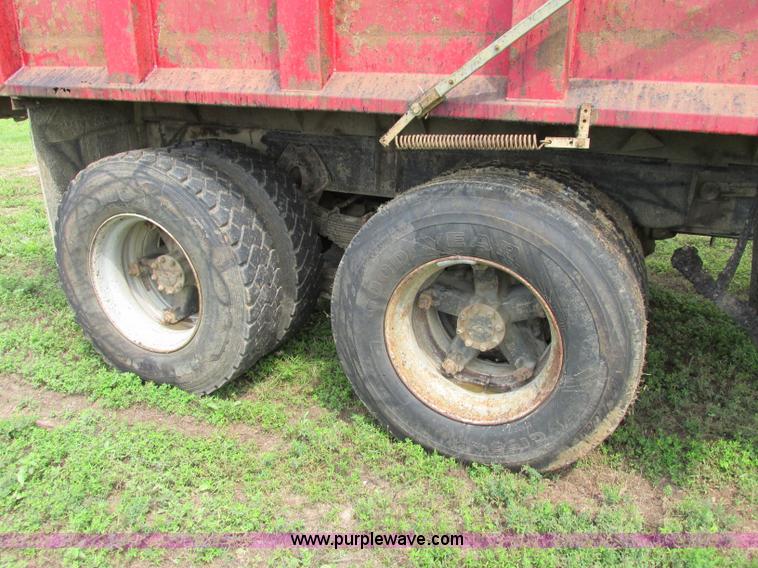 image for item F5195 1992 International 4900 dump truck