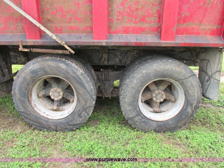 image for item F5195 1992 International 4900 dump truck