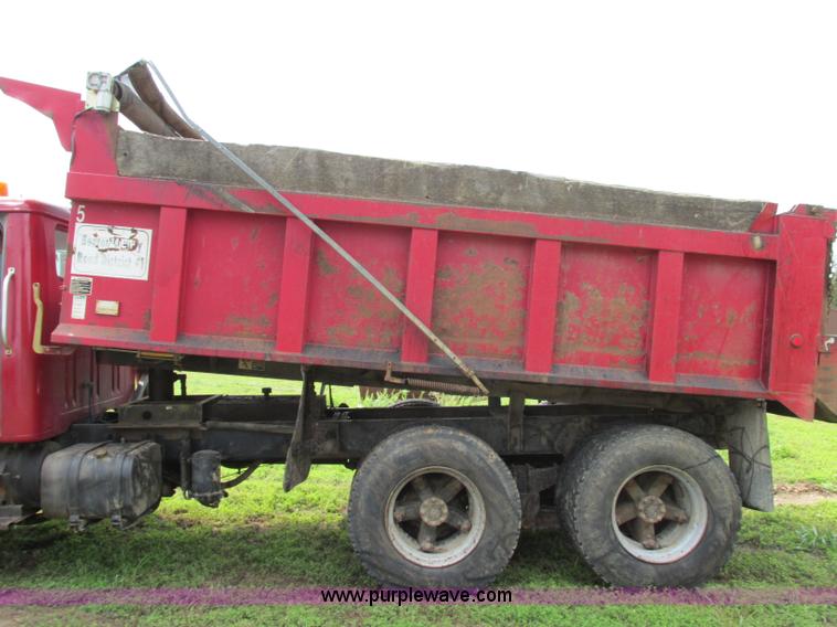 image for item F5195 1992 International 4900 dump truck