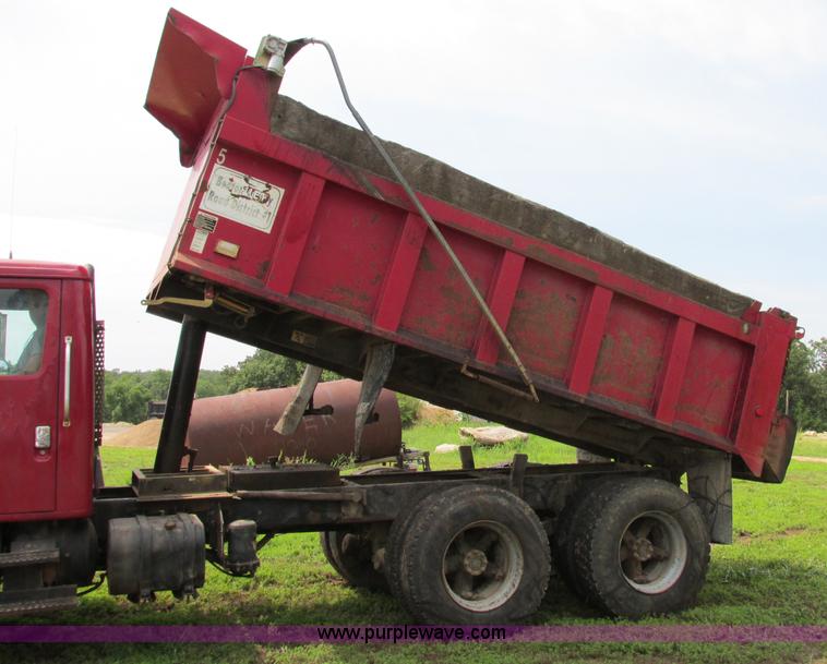 image for item F5195 1992 International 4900 dump truck