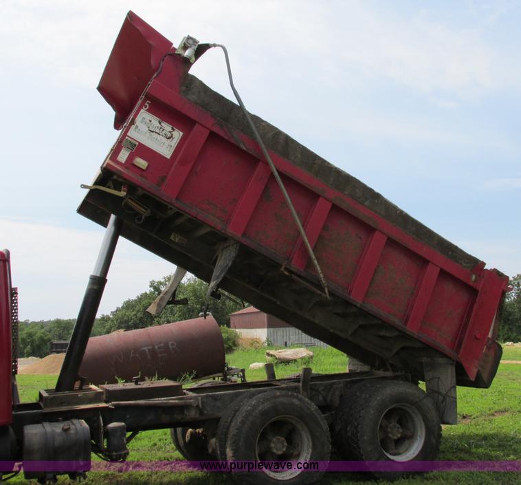 image for item F5195 1992 International 4900 dump truck