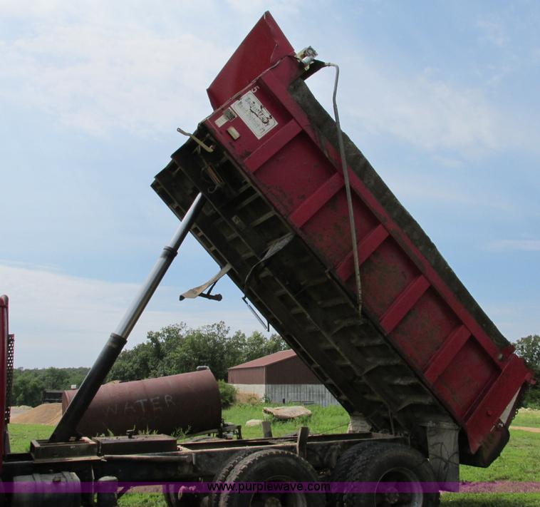 image for item F5195 1992 International 4900 dump truck