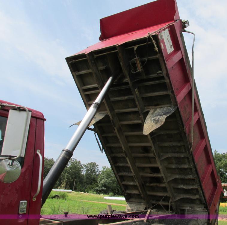 image for item F5195 1992 International 4900 dump truck