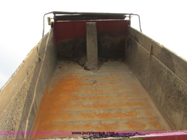 image for item F5195 1992 International 4900 dump truck