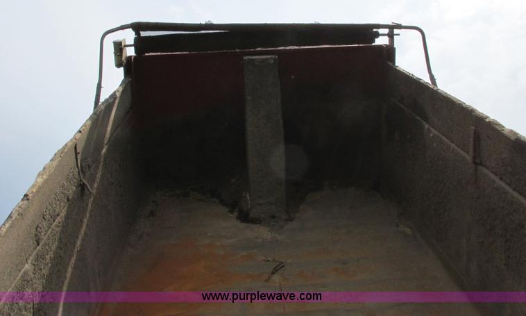 image for item F5195 1992 International 4900 dump truck