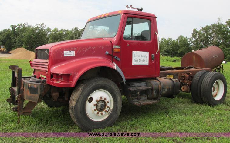 image for item F5196 1992 International 4900 cab and chassis