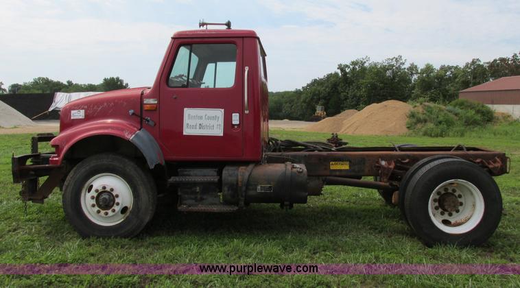 image for item F5196 1992 International 4900 cab and chassis