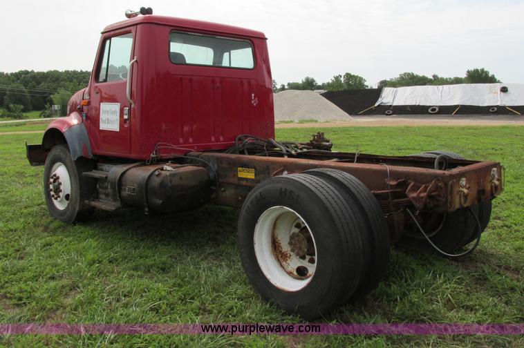 image for item F5196 1992 International 4900 cab and chassis