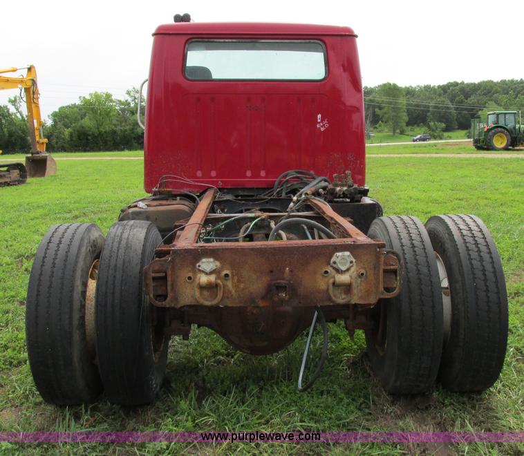 image for item F5196 1992 International 4900 cab and chassis