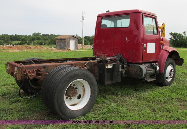 image for item F5196 1992 International 4900 cab and chassis