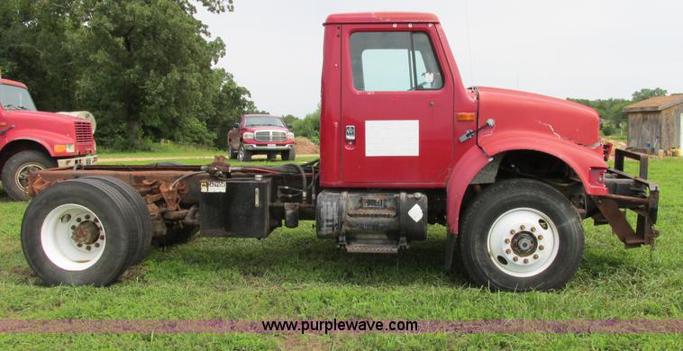image for item F5196 1992 International 4900 cab and chassis