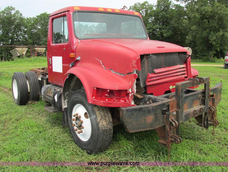 image for item F5196 1992 International 4900 cab and chassis