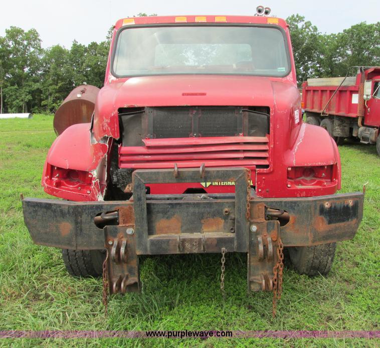 image for item F5196 1992 International 4900 cab and chassis