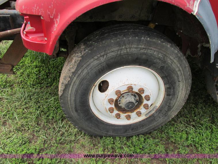 image for item F5196 1992 International 4900 cab and chassis