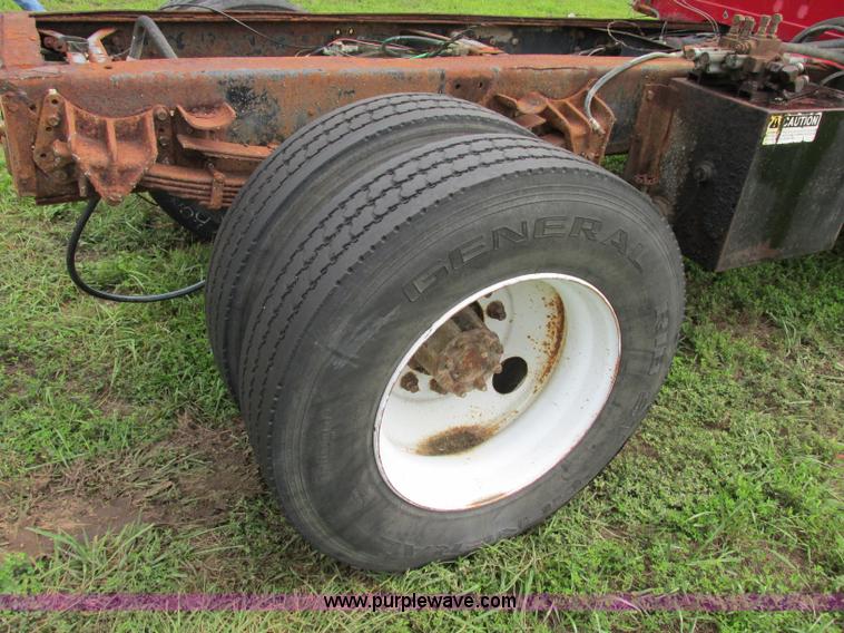 image for item F5196 1992 International 4900 cab and chassis