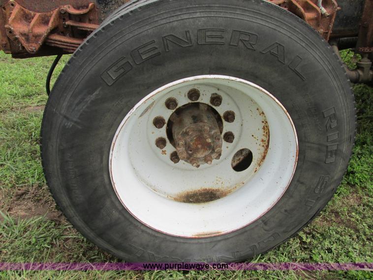 image for item F5196 1992 International 4900 cab and chassis