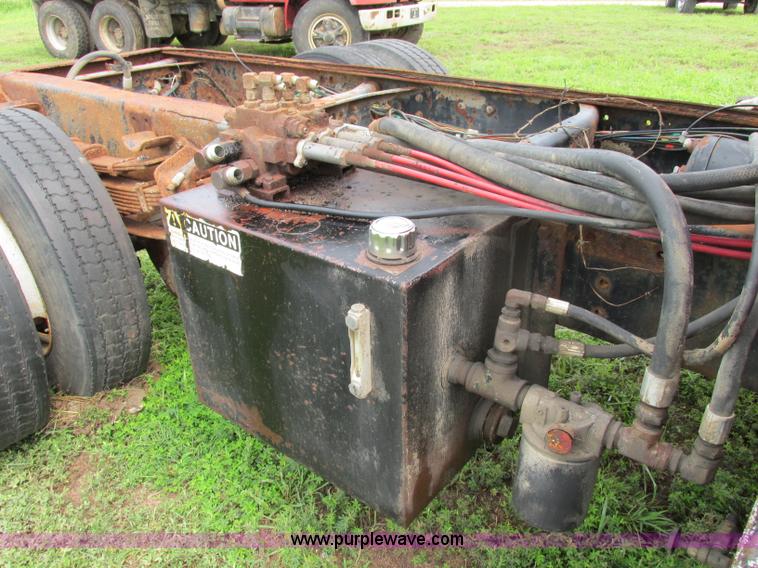 image for item F5196 1992 International 4900 cab and chassis