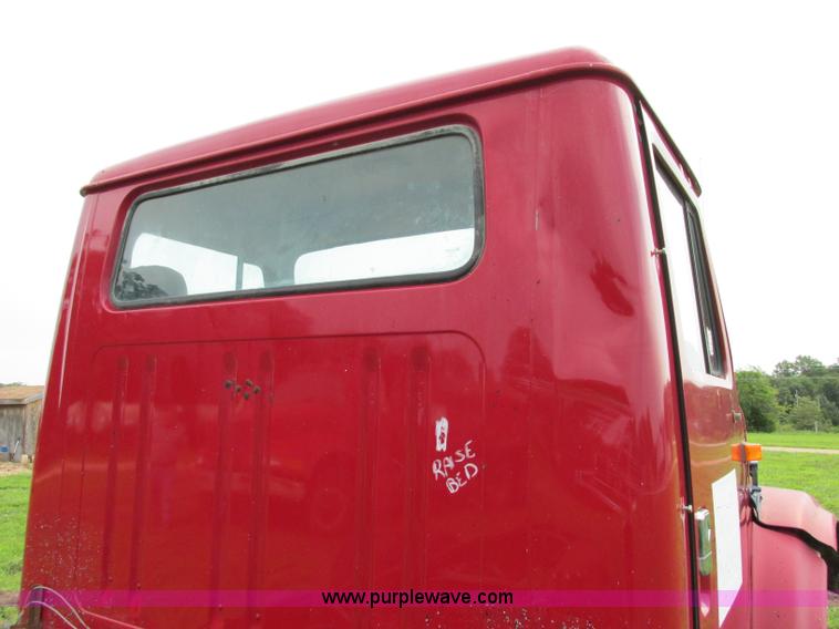 image for item F5196 1992 International 4900 cab and chassis