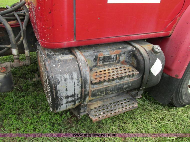 image for item F5196 1992 International 4900 cab and chassis