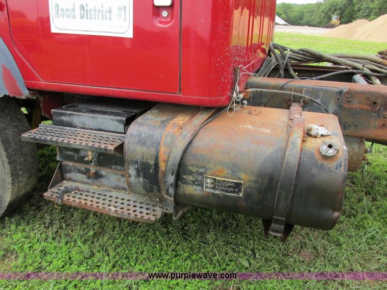 image for item F5196 1992 International 4900 cab and chassis