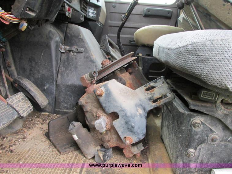 image for item F5196 1992 International 4900 cab and chassis