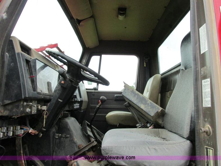 image for item F5196 1992 International 4900 cab and chassis