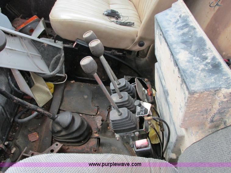 image for item F5196 1992 International 4900 cab and chassis