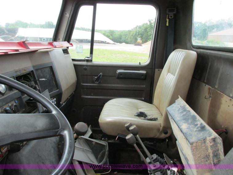 image for item F5196 1992 International 4900 cab and chassis