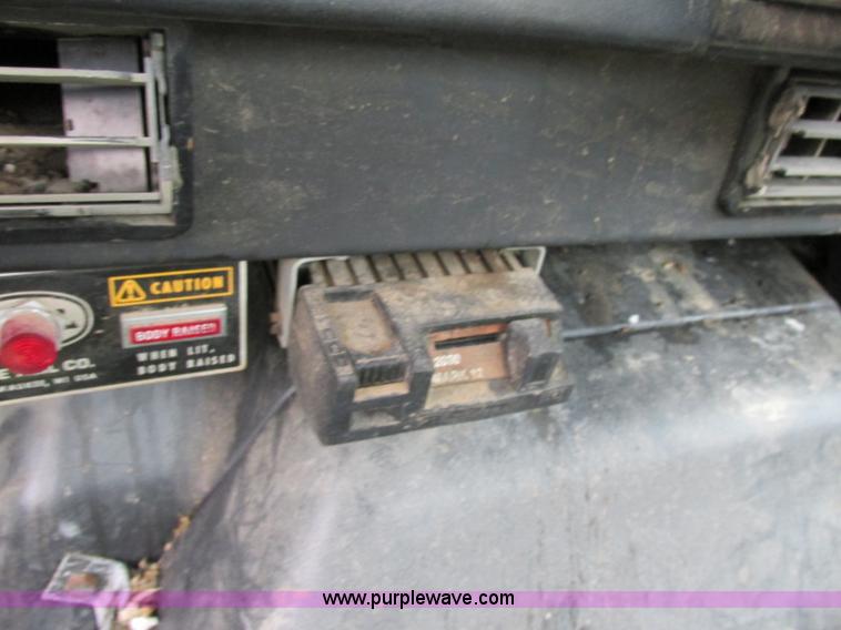 image for item F5196 1992 International 4900 cab and chassis