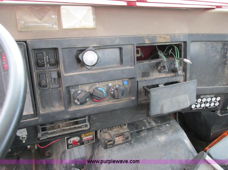 image for item F5196 1992 International 4900 cab and chassis