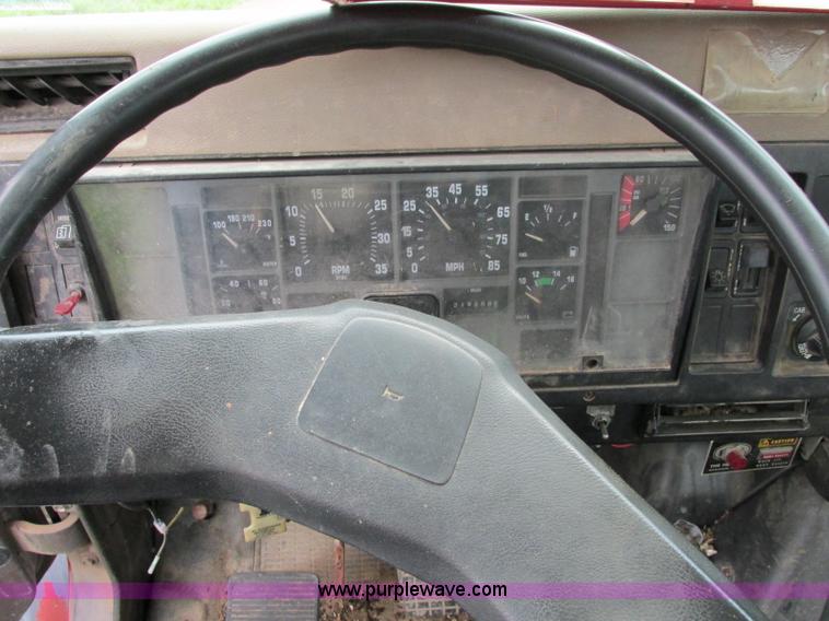 image for item F5196 1992 International 4900 cab and chassis
