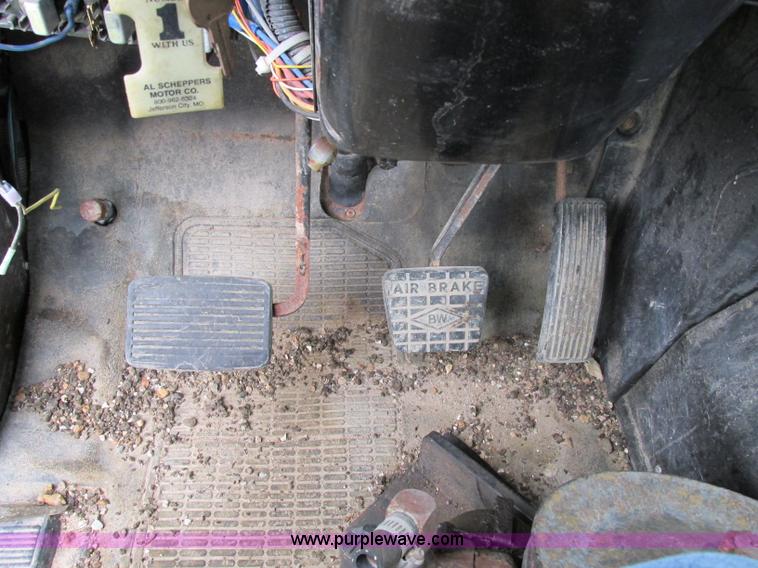 image for item F5196 1992 International 4900 cab and chassis