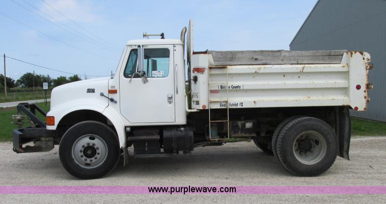 image for item F5197 1997 International 4900 dump truck
