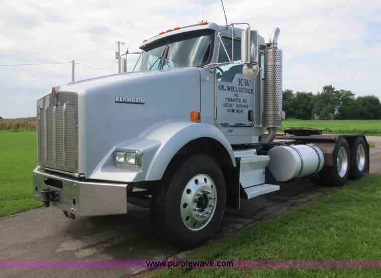 image for item F6645 2007 Kenworth T800 semi truck