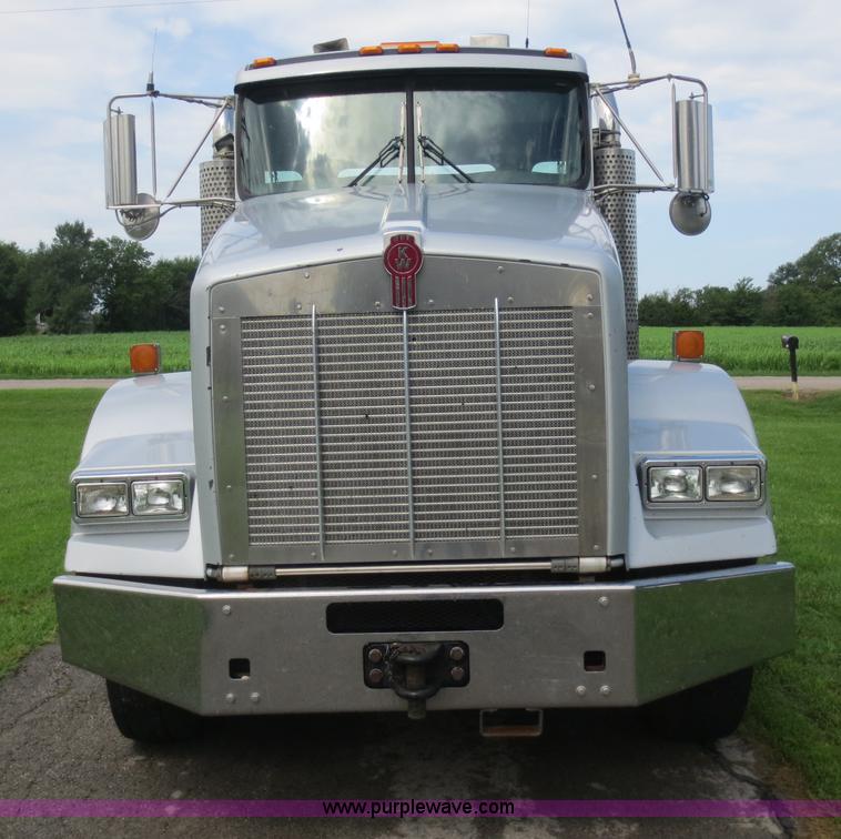 image for item F6645 2007 Kenworth T800 semi truck