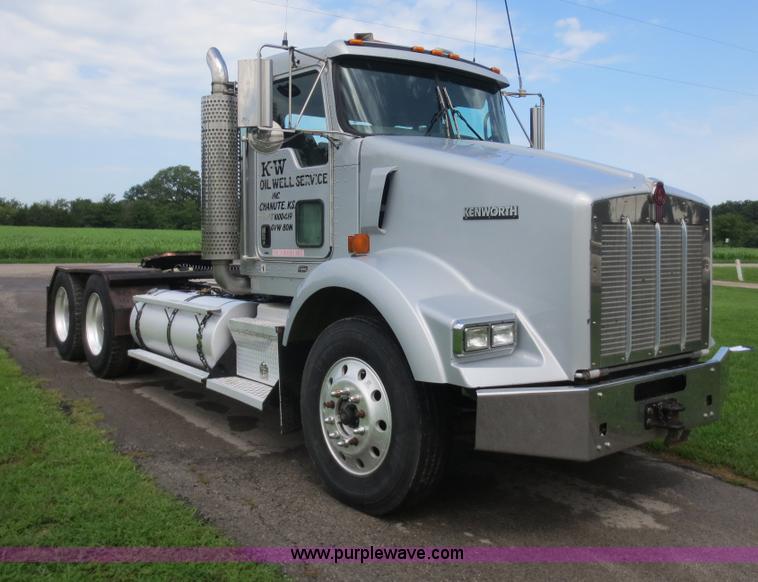 image for item F6645 2007 Kenworth T800 semi truck